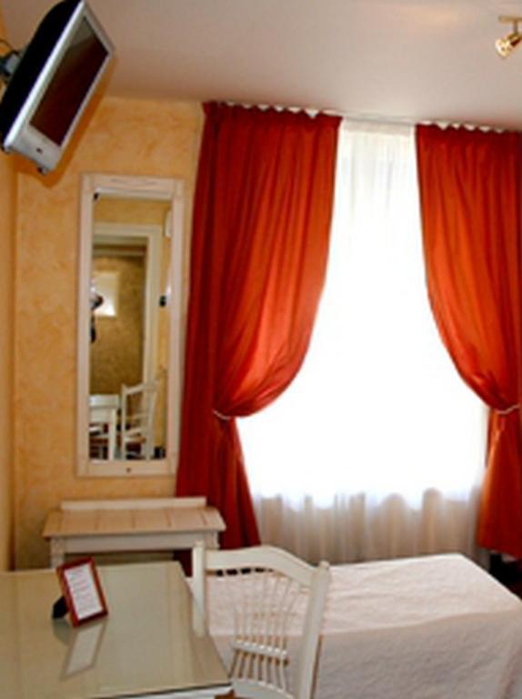 La Maison Blanche Hotel Romaneche-Thorins Room photo